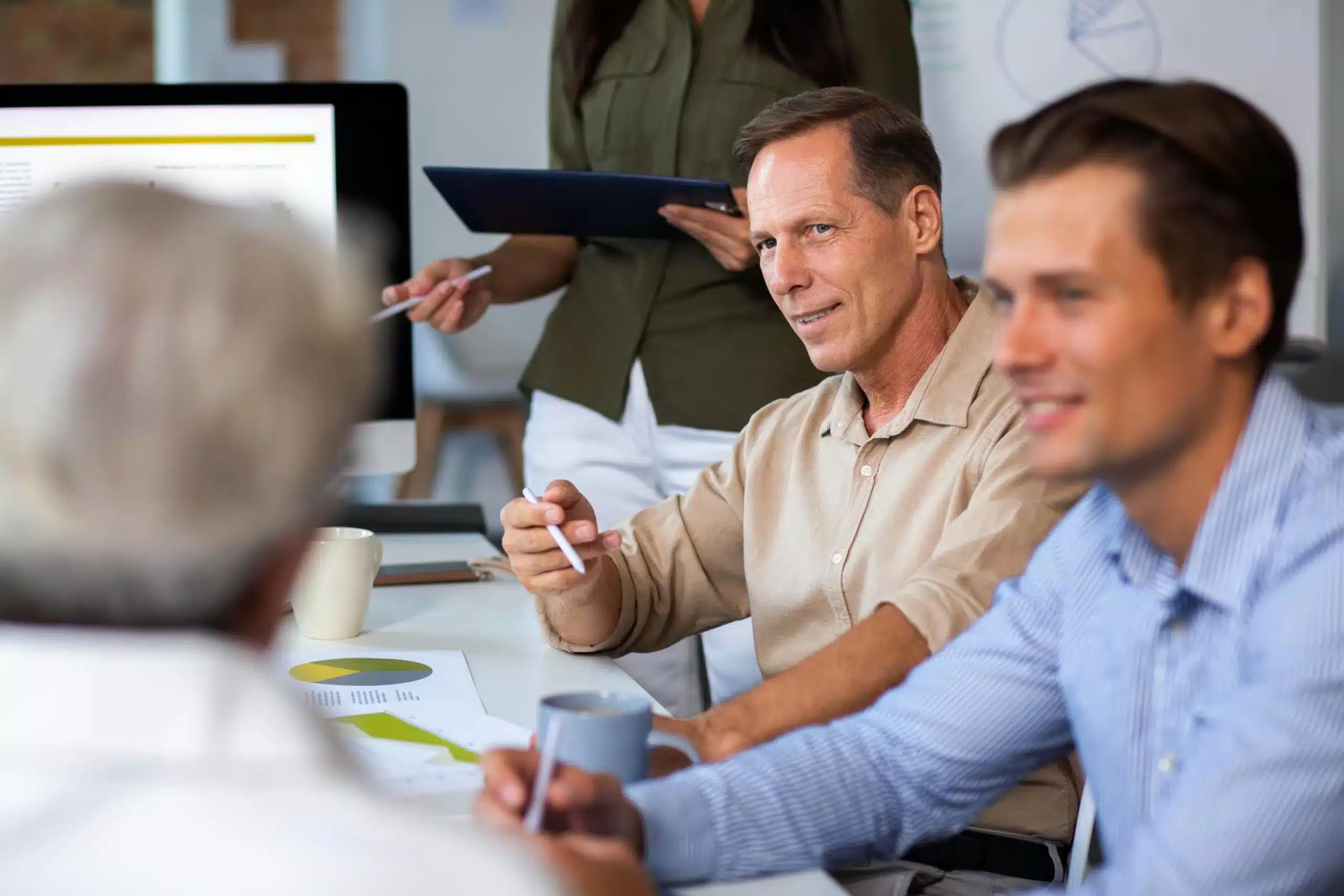 Imagen corporativa que representa la sostenibilidad empresarial mediante iconos ambientales, tecnología y trabajo en equipo en un entorno profesional.